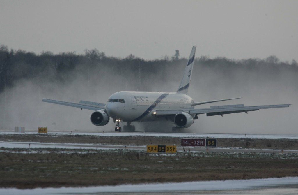 Из-за снегопада в аэропорту Шереметьево отменили почти 70 рейсов