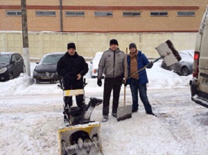 Молодежная палата Братеево помогает в уборке снега