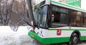 Пассажирский автобус в Москве врезался в столб автобус