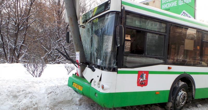 Пассажирский автобус в Москве врезался в столб