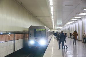 Пассажиры смогут следить за графиком работы метрополитена с помощью чек-листов Электродепо ТЧ-11 "Выхино" Московского метрополитена. Подготовка к выходу на линию и движение по маршруту №9 первого на линии состава серии 81-760/761 "Ока". За контроллером- машинист 1 класса Алексей Ишин, рядом - машинист-инструктор локомотивных бригад Геннадий Зеленин