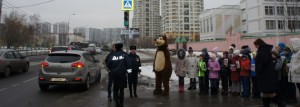 Сотрудницы госавтоинспекции поздравили водителей с 23 февраля 1-630xx225