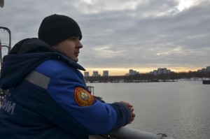 6 февраля 2016 года. Спасатель 1-го класса поисково-спасательной станции «Кожухово» Александр Степанов на смотровой площадке в Нагатинском затоне