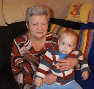 Раиса Колесова с самым младшим из пяти внуков — Владиславом