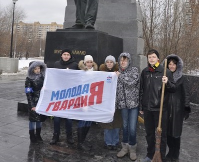 В Зябликово провели уборку монумента