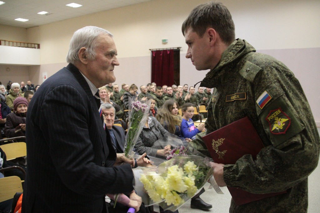 Призывникам — танцы, школьникам — солдатская еда