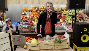 На Даниловском рынке энтузиасты подключают к проводам овощи и фрукты и играют на них. На снимке Дмитрий Власик
