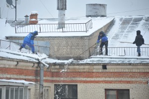 Уборка снега и сосулек с крыш домов