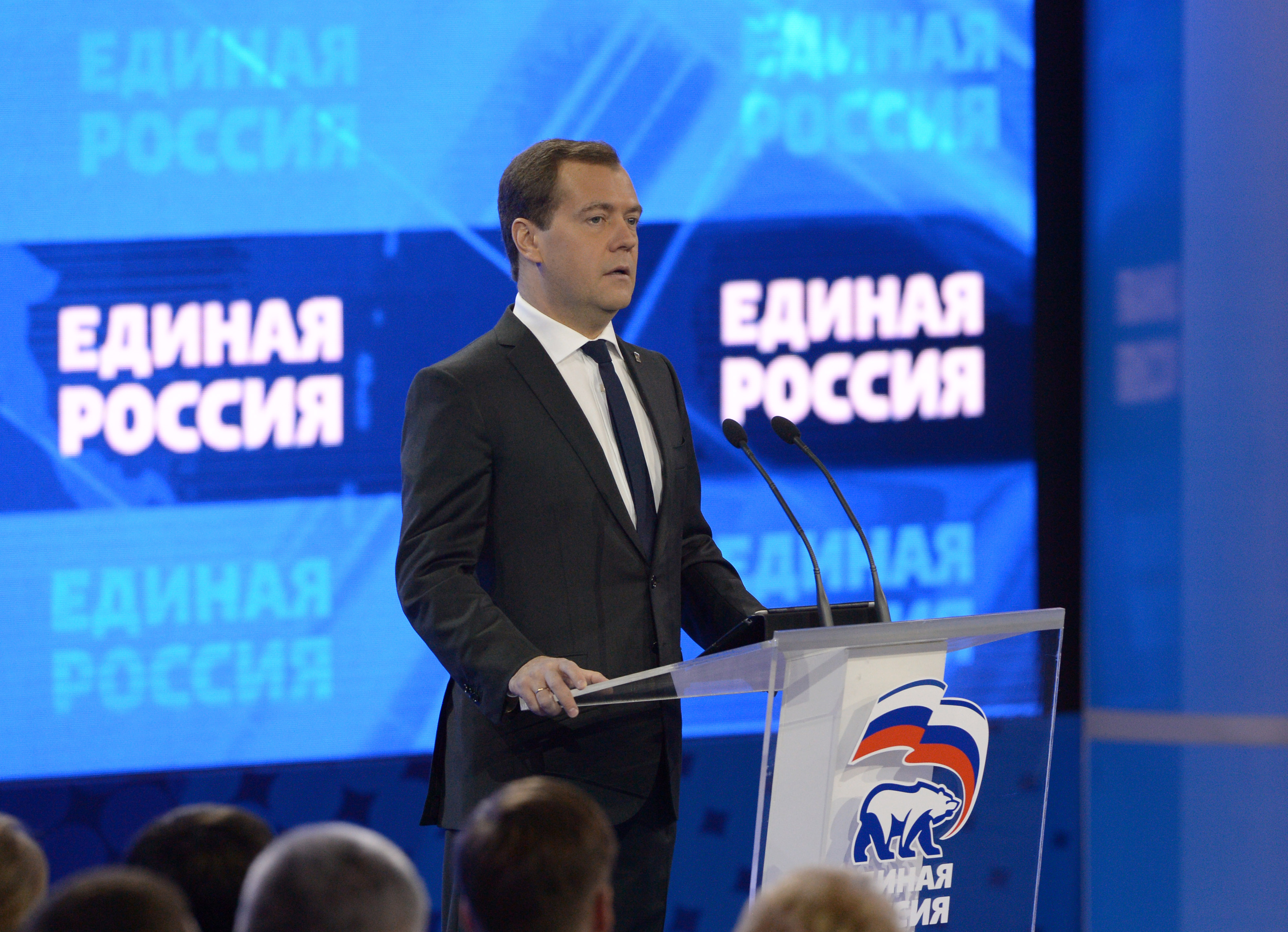 Партия медведева единая россия. Медведев председатель партии Единая Россия. Медведев Единая Россия фото.