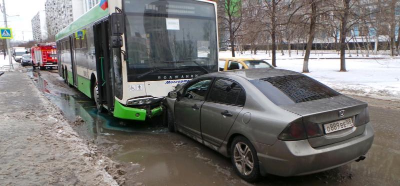 В Восточном Бирюлеве столкнулись автобус и легковушка