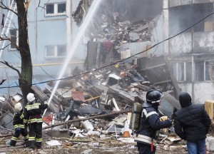 Взрыв бытового газа в жилом многоквартирном доме в Ярославле Ðîññèÿ. Âîëãîãðàä. 20 äåêàáðÿ 2015. Òóøåíèå ïîæàðà íà ìåñòå âçðûâà áûòîâîãî ãàçà â æèëîì ìíîãîêâàðòèðíîì äîìå ïî óëèöå Êîñìîíàâòîâ. Äìèòðèé Ðîãóëèí/ÒÀÑÑ