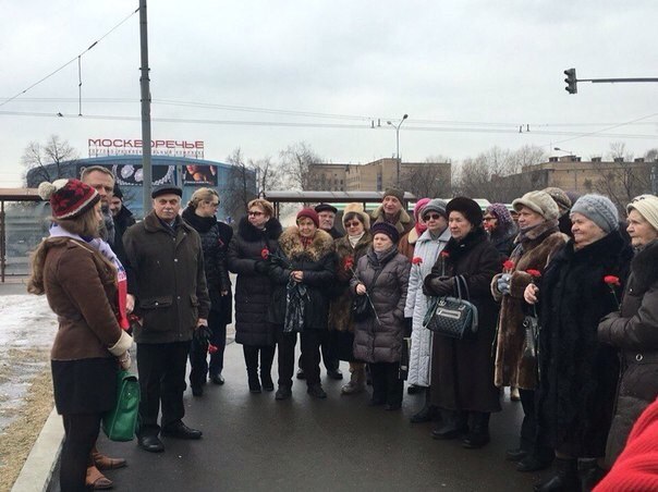 Активисты Южного округа возложили цветы к памятнику маршала Жукова