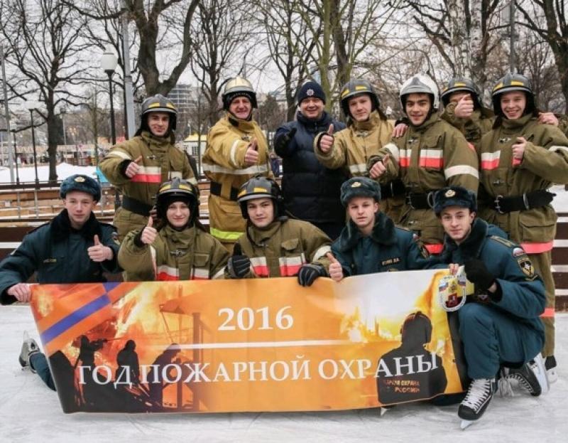 Пожарные провели флешмоб на московском катке