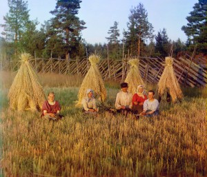 1909 год. На жнитве. Работа знаменитого мастера, Сергея Прокудина-Горского, делавшего цветные фото сто лет назад