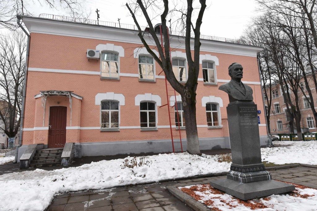 Полиция начала расследование убийства мужчины на территории Морозовской больницы