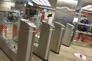 Безопасные турникеты в метро турникеты