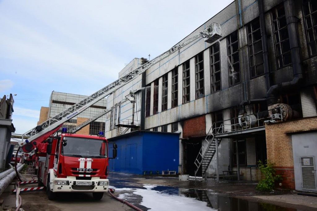 На территории завода в Электролитном проезде потушен пожар