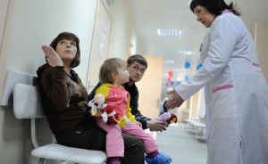 Число обращений в поликлиники по вопросам ОРВИ и гриппа сокращается на 10 процентов в день врач