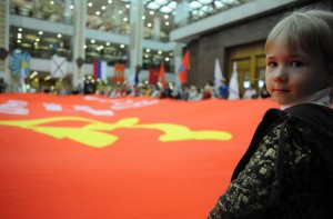 Многометровая копия Знамени Победы на Поклонной горе знамя