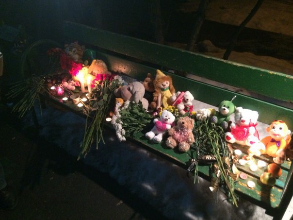 Жители Москвы несут цветы к станции «Октябрьское поле» в память об убитом ребенке