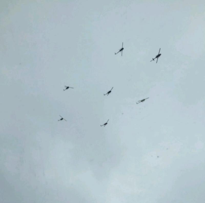 Выстроенные в восьмерку вертолеты пролетели над МКАД в честь 8 Марта