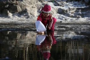 Москва. ТиНАО. п. Шишкин лес. Весенняя погода в феврале. Глобальное потепление. В луже наталья Кузнецова.