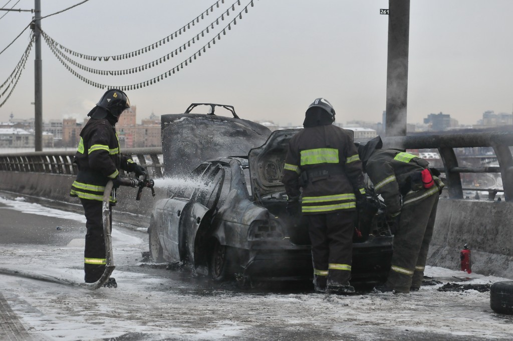 Спасатели напомнили водителям о правилах поведения при возгорании автомобиля