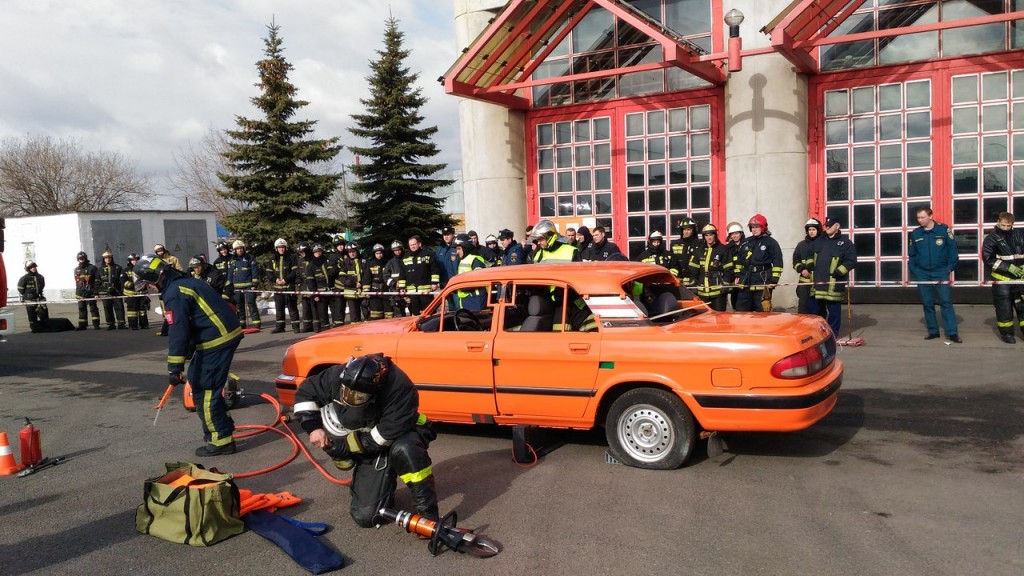 На Елецкой улице пожарные соревновались в мастерстве