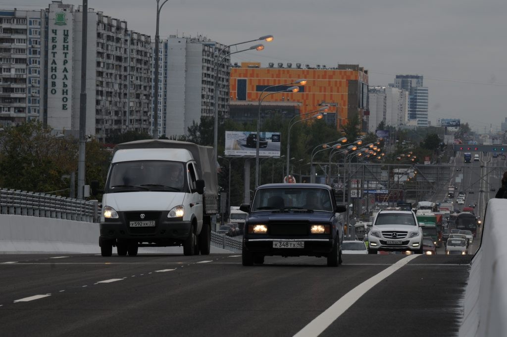 На Варшавском шоссе грузовик упал в котлован