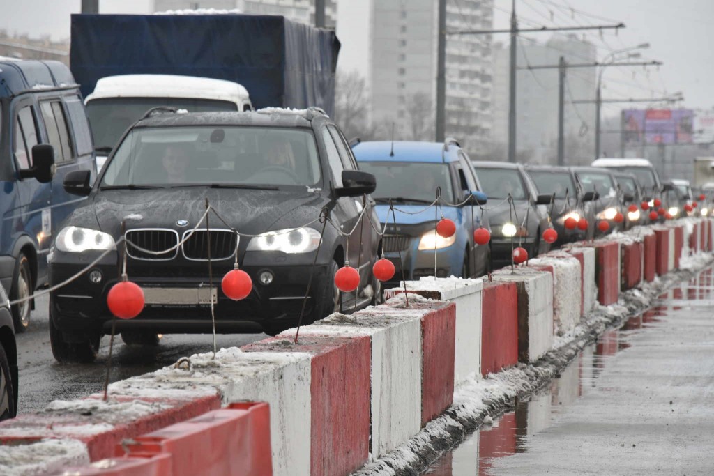 На юге Москвы частично закрыты полосы для движения транспорта