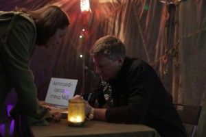 Писатель Вадим Панов подписывает книжки на стенде Постапокалипсиса