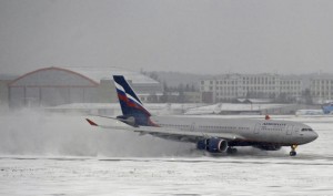 Весенний снегопад: столичные аэропорты отменили 100 рейсов
