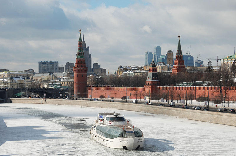 На Москве-реке накренился теплоход