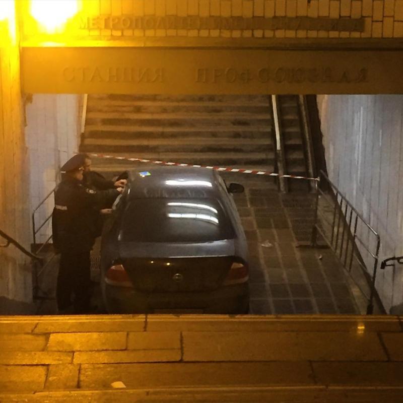 Автомобиль въехал в подземный переход столичного метро