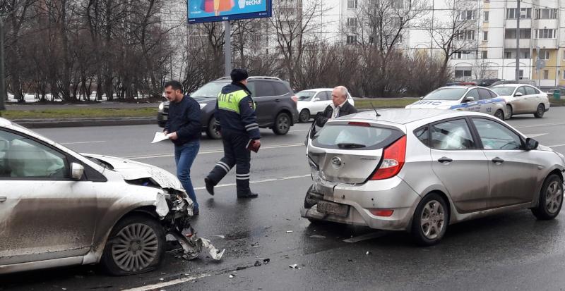 По улице Полярная произошла автомобильная авария