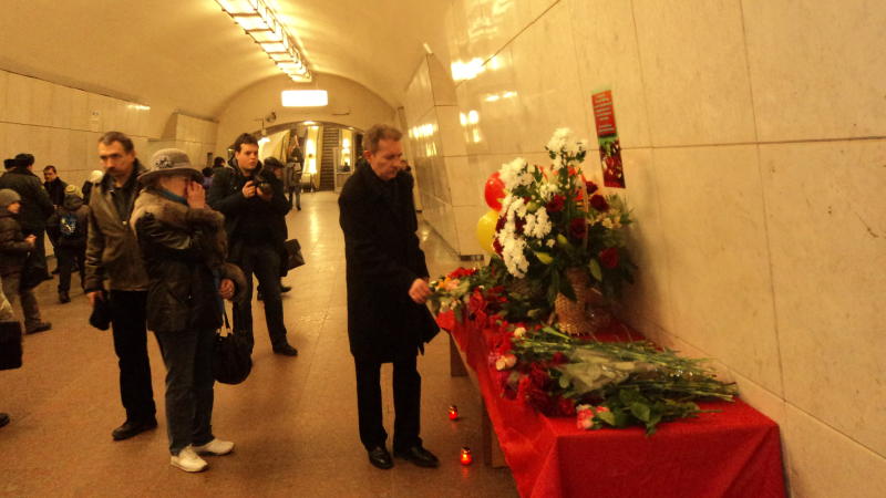 Москвичи несут цветы на станции «Лубянка» и «Парк культуры» в память о жертвах терактов