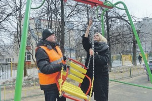 Сотрудник "Жилищника района Зябликово" Дмитрий Петров прикрепляет новые качели во дворе дома № 27 Сотрудник "Жилищника района Зябликово" Дмитрий Петров прикрепляет новые качели во дворе дома № 27