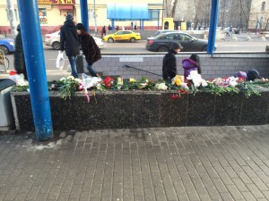 Жители Москвы несут цветы к станции «Октябрьское поле» в память об убитом ребенке
