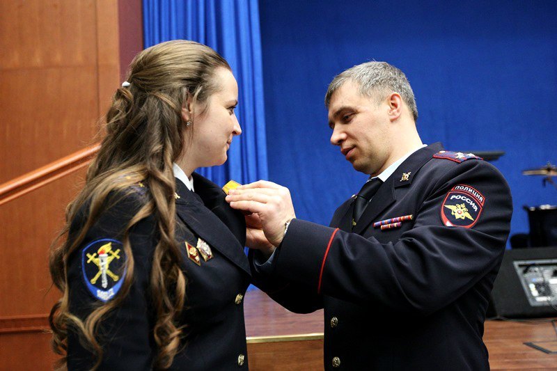 Старшего лейтенанта юстиции наградили медалью за смелость во имя спасения
