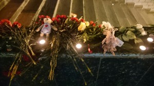 Жители Москвы несут цветы к станции «Октябрьское поле» в память об убитом ребенке
