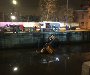 С Русаковской набережной в Москве сорвались два грузовика подряд