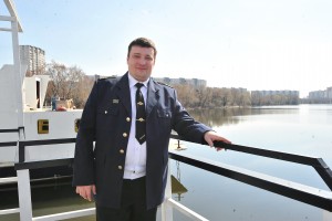17 апреля 2016 года. Капитан теплохода "Флагман" Олег Гусев свой основной маршрут за три года выучил наизусть 17 апреля 2016 года. Капитан теплохода "Флагман" Олег Гусев свой основной маршрут за три года выучил наизусть