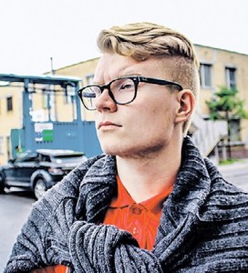 Выпускник школы №1179 Артем Мущенков готовится к ЕГЭ. Он мечтает стать журналистом
