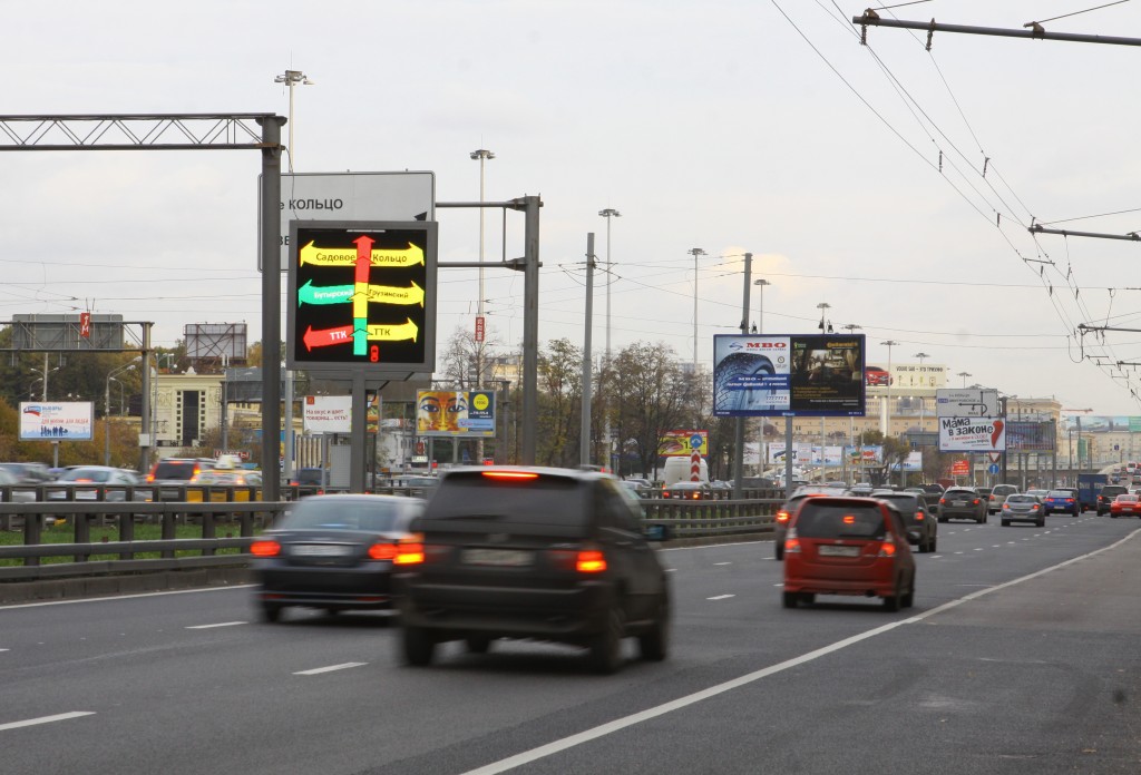 Фото пропавших детей начали транслировать на дорожные табло столицы