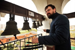 Илья Дроздихин, основатель школы звонарей, собирает звоном людей на праздничную службу 