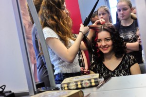 Студентка 3-го курса Технологического колледжа №34 Карина Трохина выступает в качестве модели для укладки волос