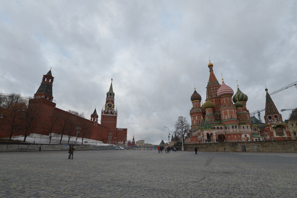 Красная площадь Москва пасмурно. Ветер центр Москвы красная площадь. Баннер на красной площади. Пасмурно площадь.
