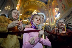 Москвичи освещают куличи в Великую субботу