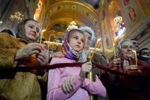 Москвичи освещают куличи в Великую субботу Москвичи освещают куличи в Великую субботу