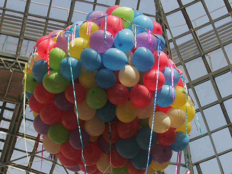 Сотрудники метро подарят пассажирам воздушные шары в День весны и труда